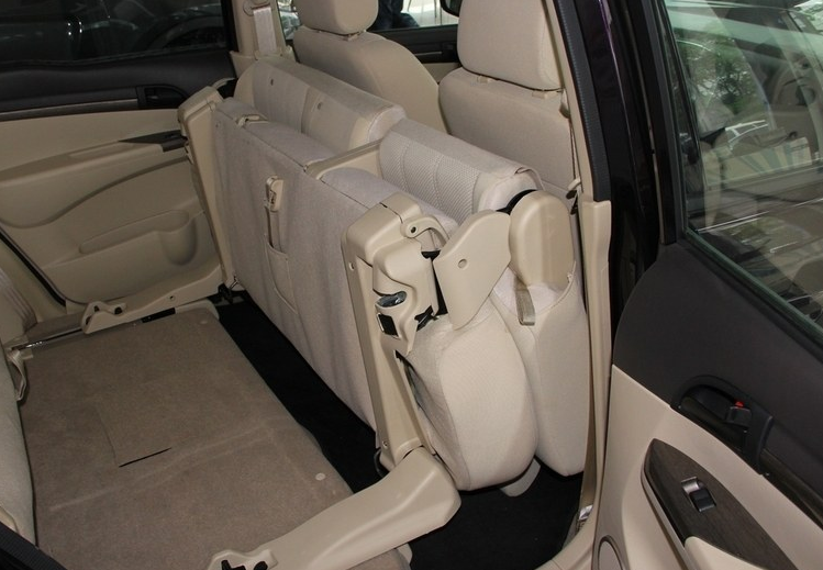 普力马1.6l自动7座乐享版,呈现一派时尚气息,内饰优雅上档次