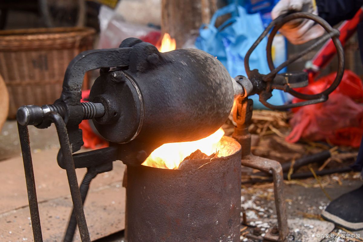 只听爆米花机"砰"的一声炸响,爆米花瞬间被气浪冲进长长的布袋里