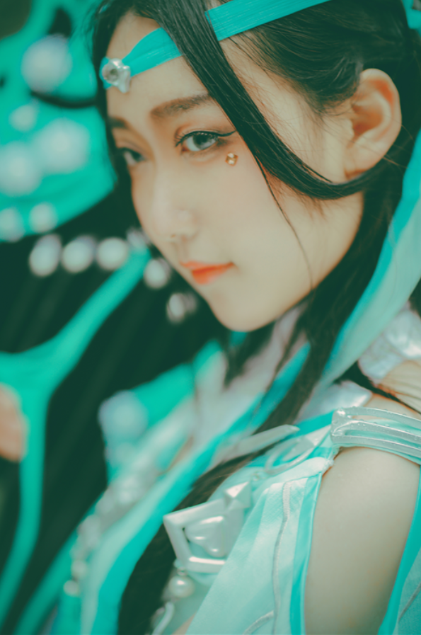 《剑网三》长歌女cos:碧水清影拨琴心