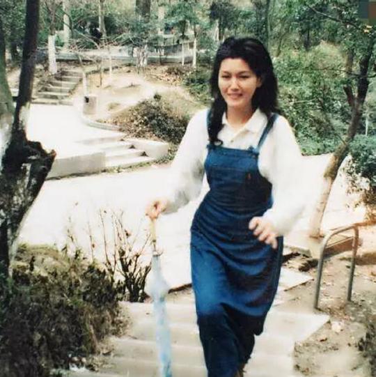 吴亦凡妈妈这颜值能出道,撞脸朴孝敏感觉在琼瑶剧里出现过一样