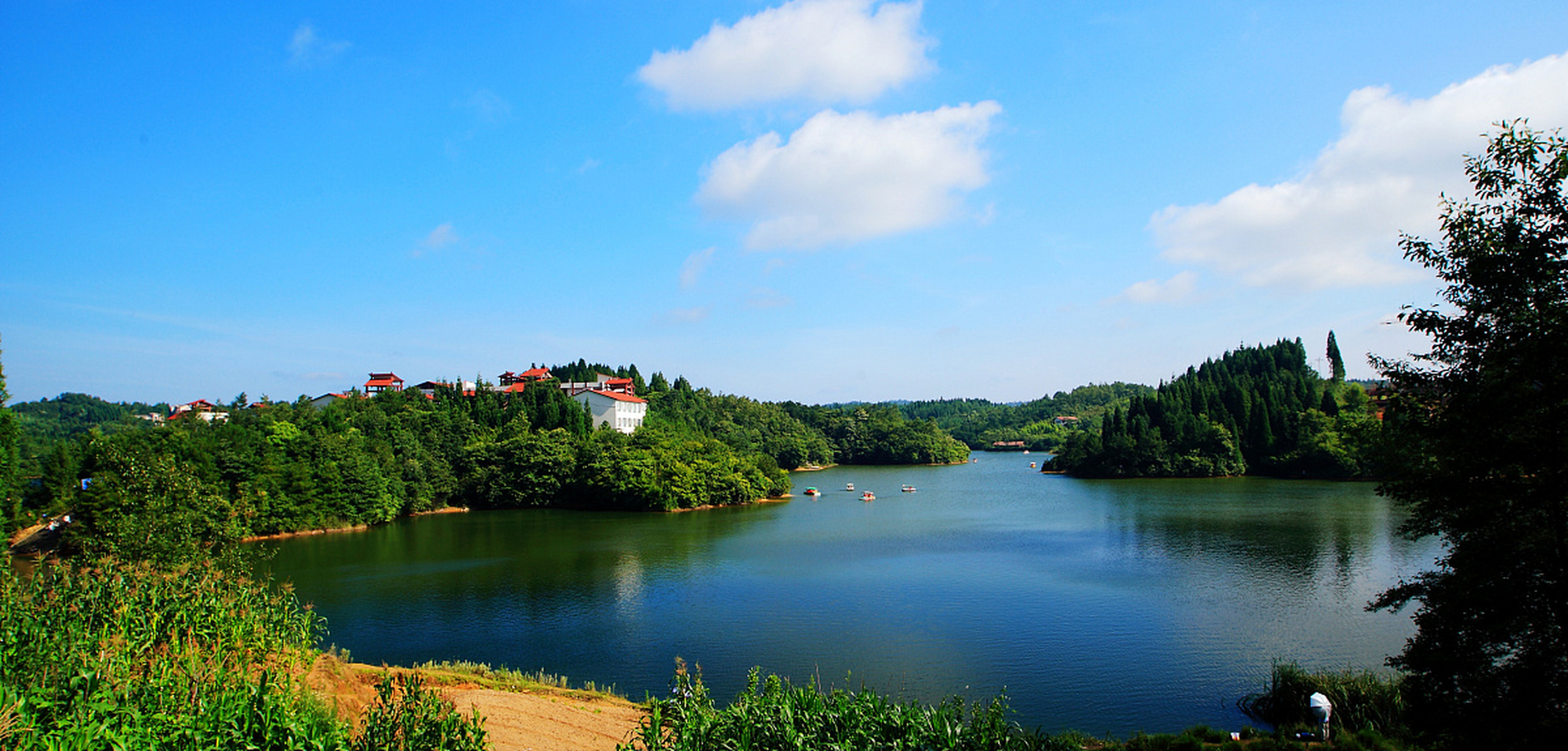 石柱县黄水镇,风景如画,有太阳湖和月亮湖,一大一小两个湖,湖水清澈