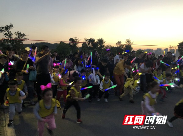 点亮快乐童年 长沙岳麓一幼开展亲子荧光夜跑