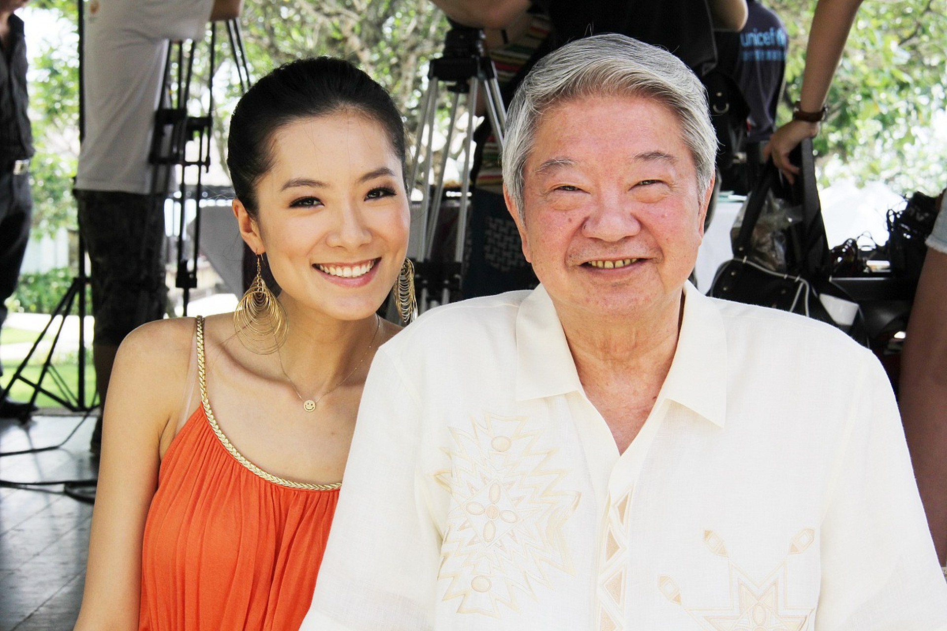 原来,当蔡澜等友人用48瓶白兰地给古龙陪葬时,当场倒出一杯酒,对死去