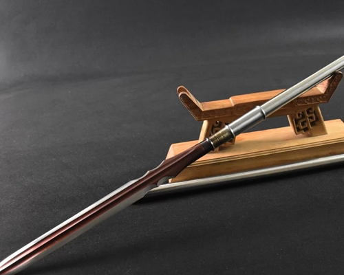 枪杆长九尺,其中枪头长一尺三寸,其锋三寸,精钢混金,锐利无比.