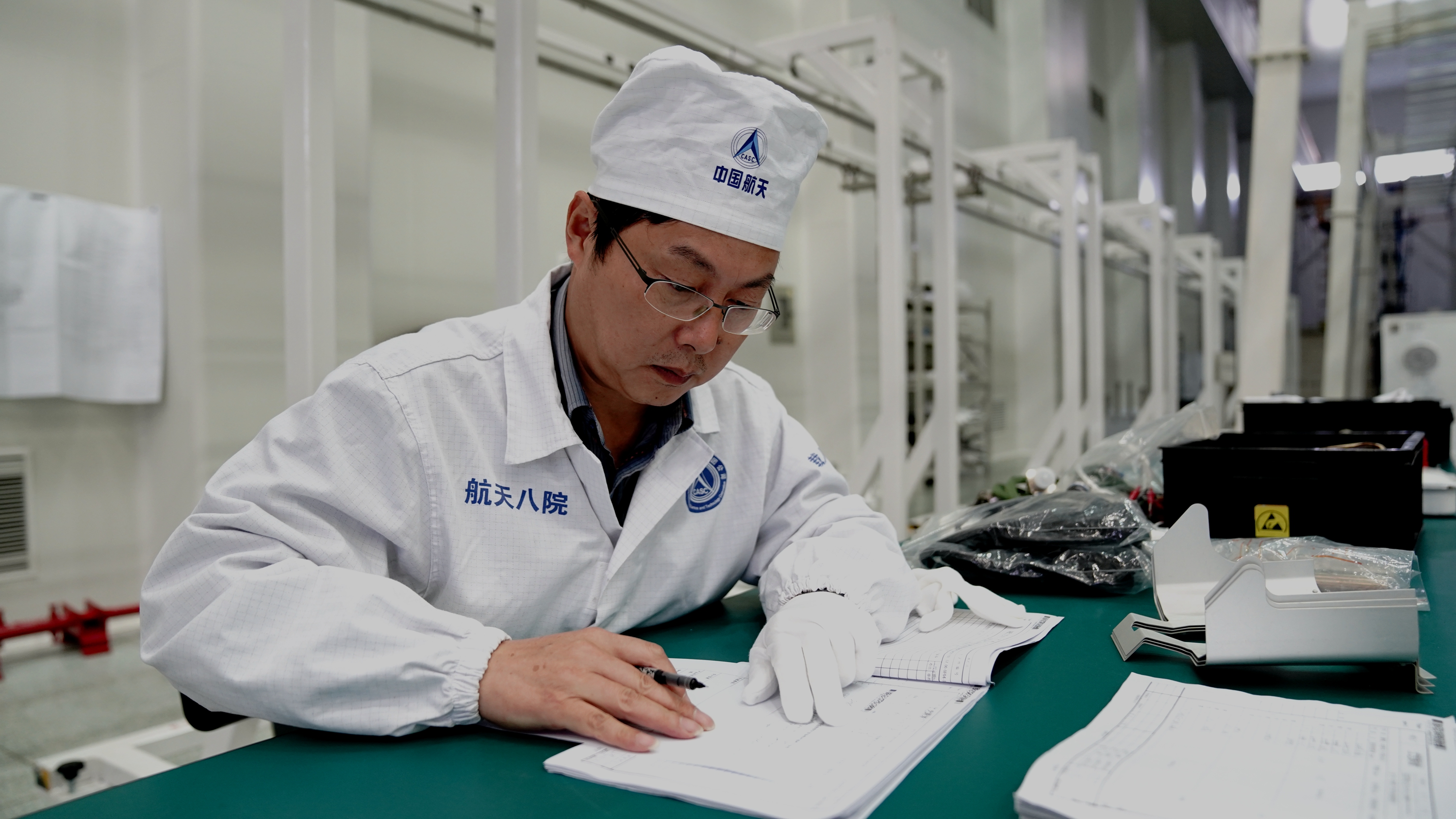 王曙群:"脚踏实地,仰望星空"的大国工匠(3)