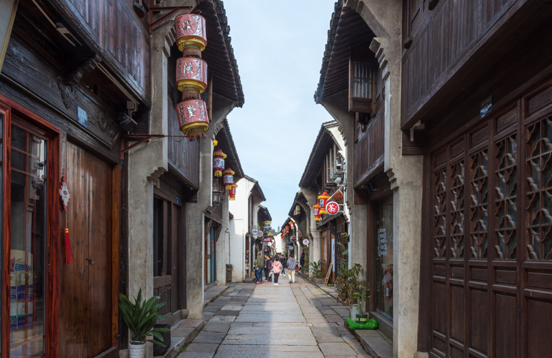 这条老街南北长约300多米,保留着古色古香的建筑风格,金庸所熟悉的