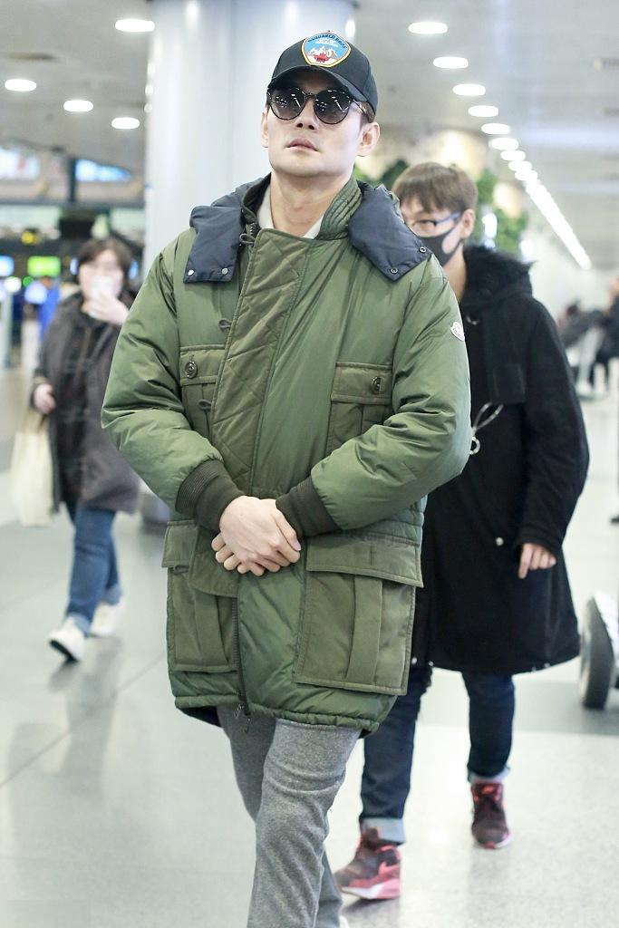 颜值很重要!王凯现身机场 身着军绿色大衣 帅气十足