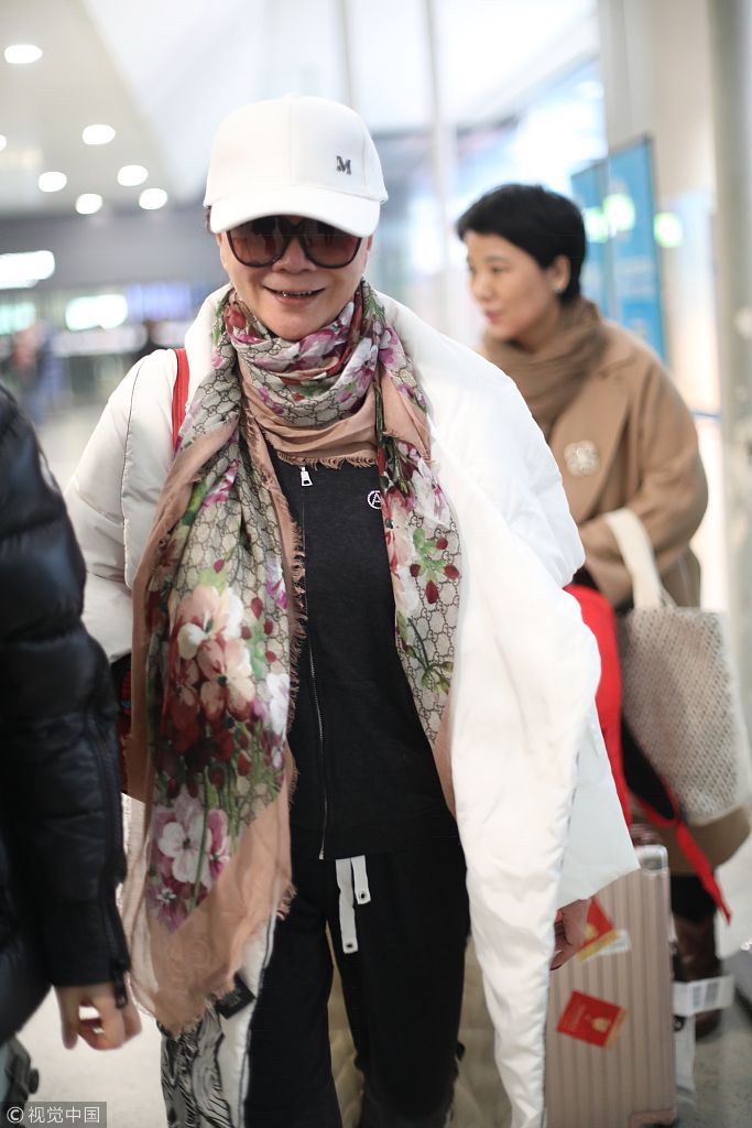 蔡明帽子墨镜全副武装素颜皮肤白嫩嫩 见镜头露甜笑亲和力满分