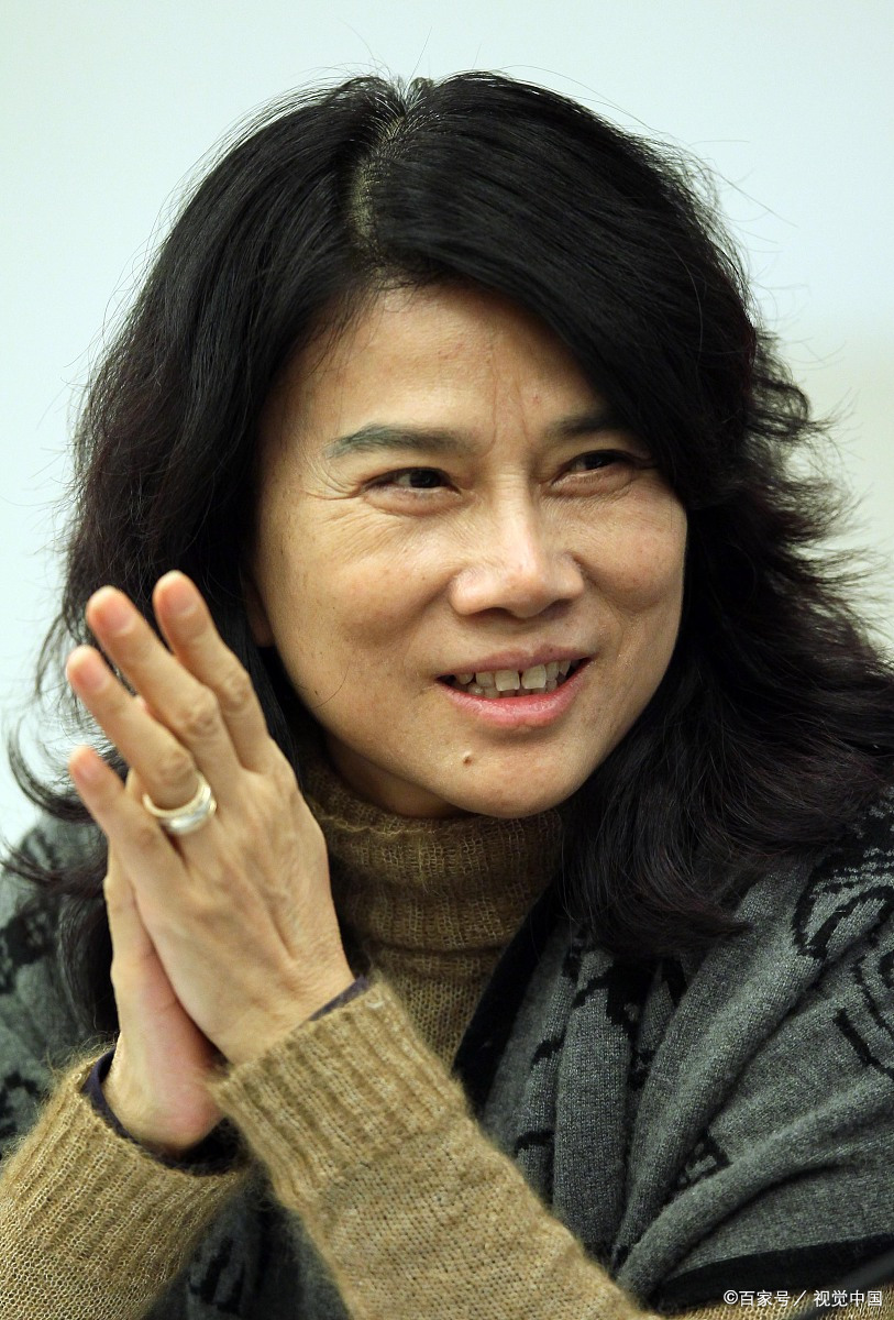 董明珠在家排行老幺,从小就霸道:我在家唯一做的,就是不做事!