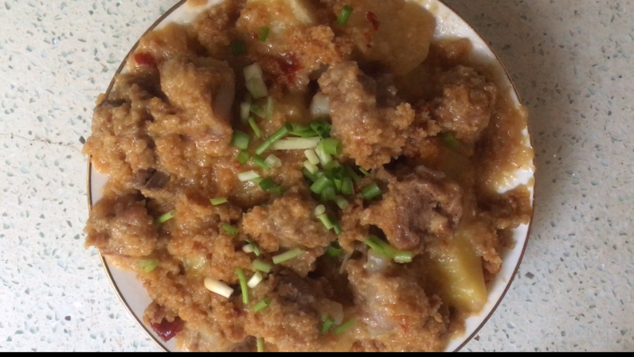土豆蒸排骨的农家做法,土豆软烂入味、排骨香嫩。吃了还想吃