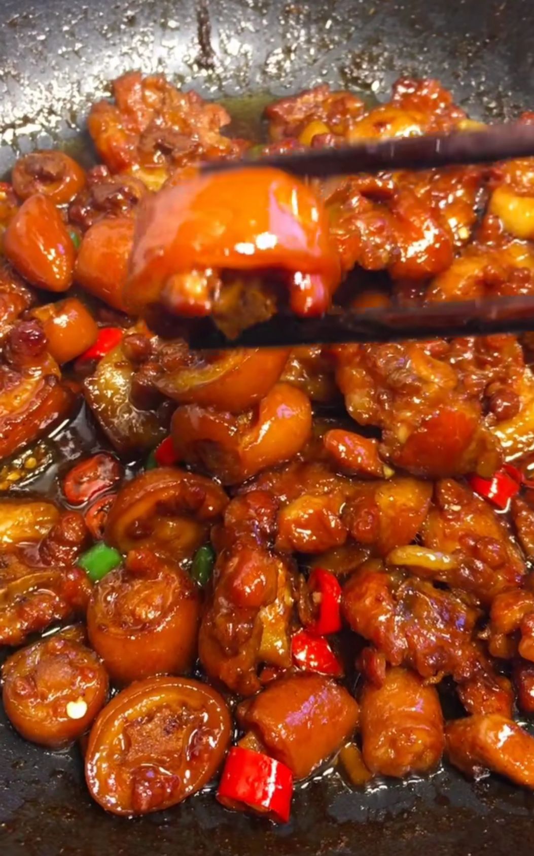 大火收汁,好吃的猪尾巴制作完成,感觉有食欲的朋友关