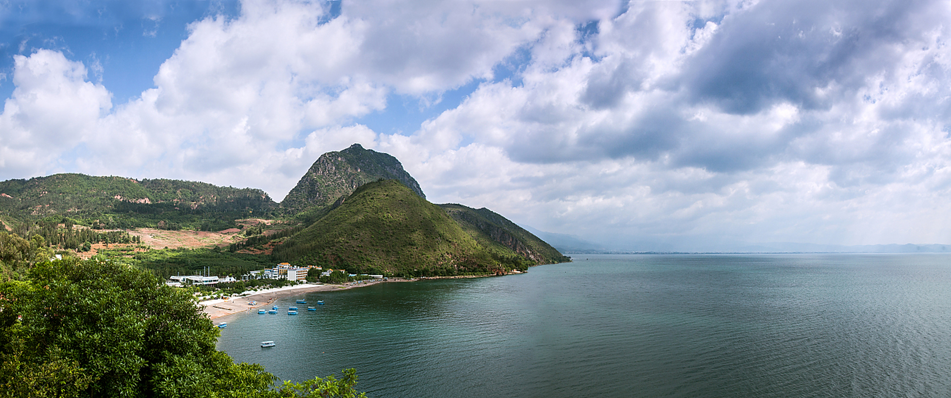 玉溪市有很多好玩的地方,以下是一些推荐:  抚仙湖:位于玉溪市区南部