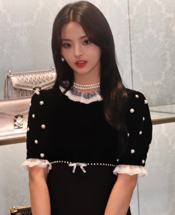 杨超越美出"时髦精",一袭黑裙如精灵,生图比精修还要美