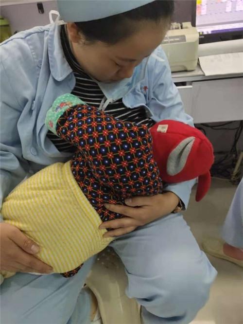 暖心!婴儿病房哭闹 周口护士哺乳"救场"