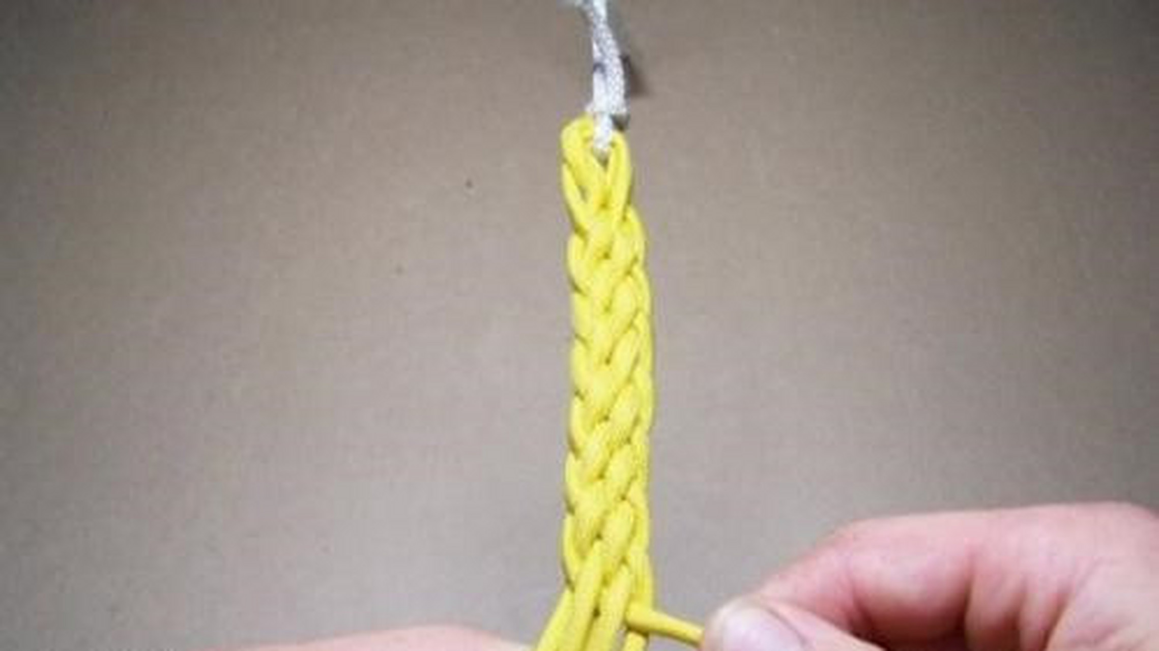 生活# 六股绳的编法图解,相信大家都清楚,股数越多的话,那么编织的