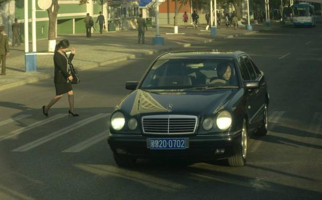 实拍真实朝鲜:姑娘爱学习,街上有人开奔驰!