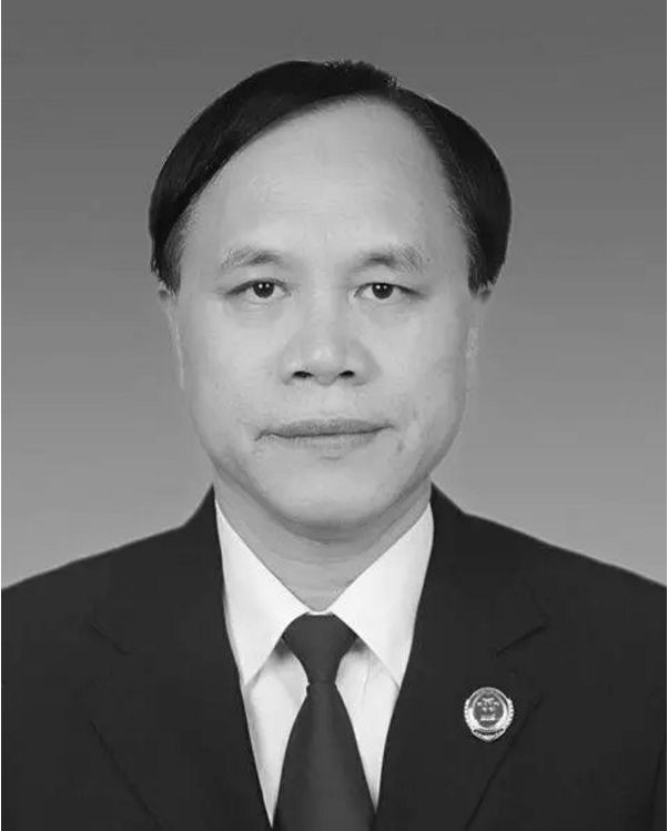 「法治热点早知道」于心何忍!女子当街遭公公和丈夫暴打毁容涂粪便!