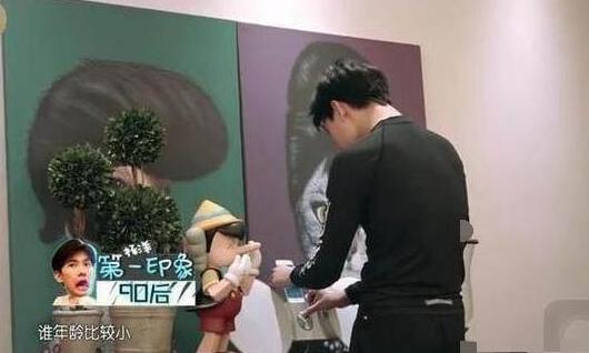 带你看看杨洋的豪宅:家里也太小了吧,健身锻炼只能在客厅里