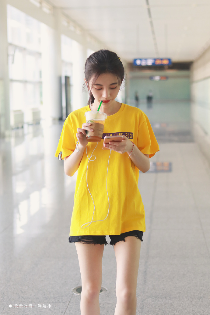 鞠婧祎扎马尾穿黄色t恤搭配黑色短裤现身机场,一双腿真的好细