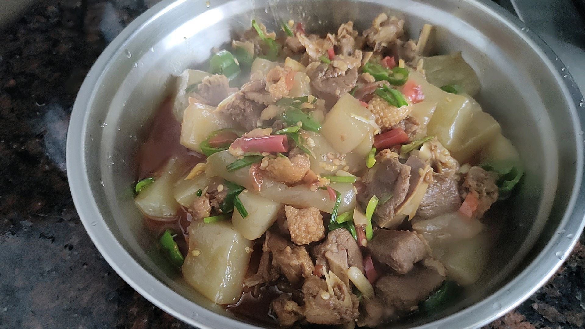 鸭肉最好吃做法,3斤鸭肉1罐啤酒2斤魔芋,上桌就抢光了