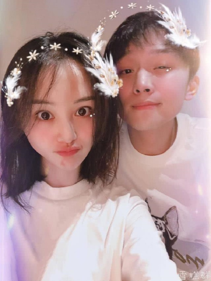 郑爽与张恒甜蜜牵手逛街买奶茶,身旁的替身充当"灯泡"小尴尬