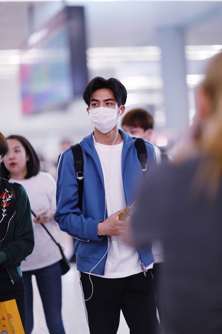 宋威龙和于妈解约后得有一段时间在家抠脚了,和于妈的官司还得打一段