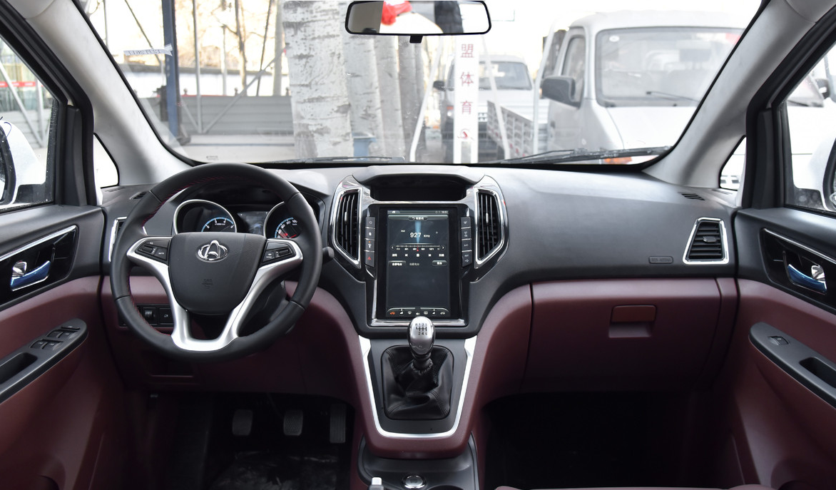 长安轻型车-睿行s50t,内饰精致大气,车型显得沉稳