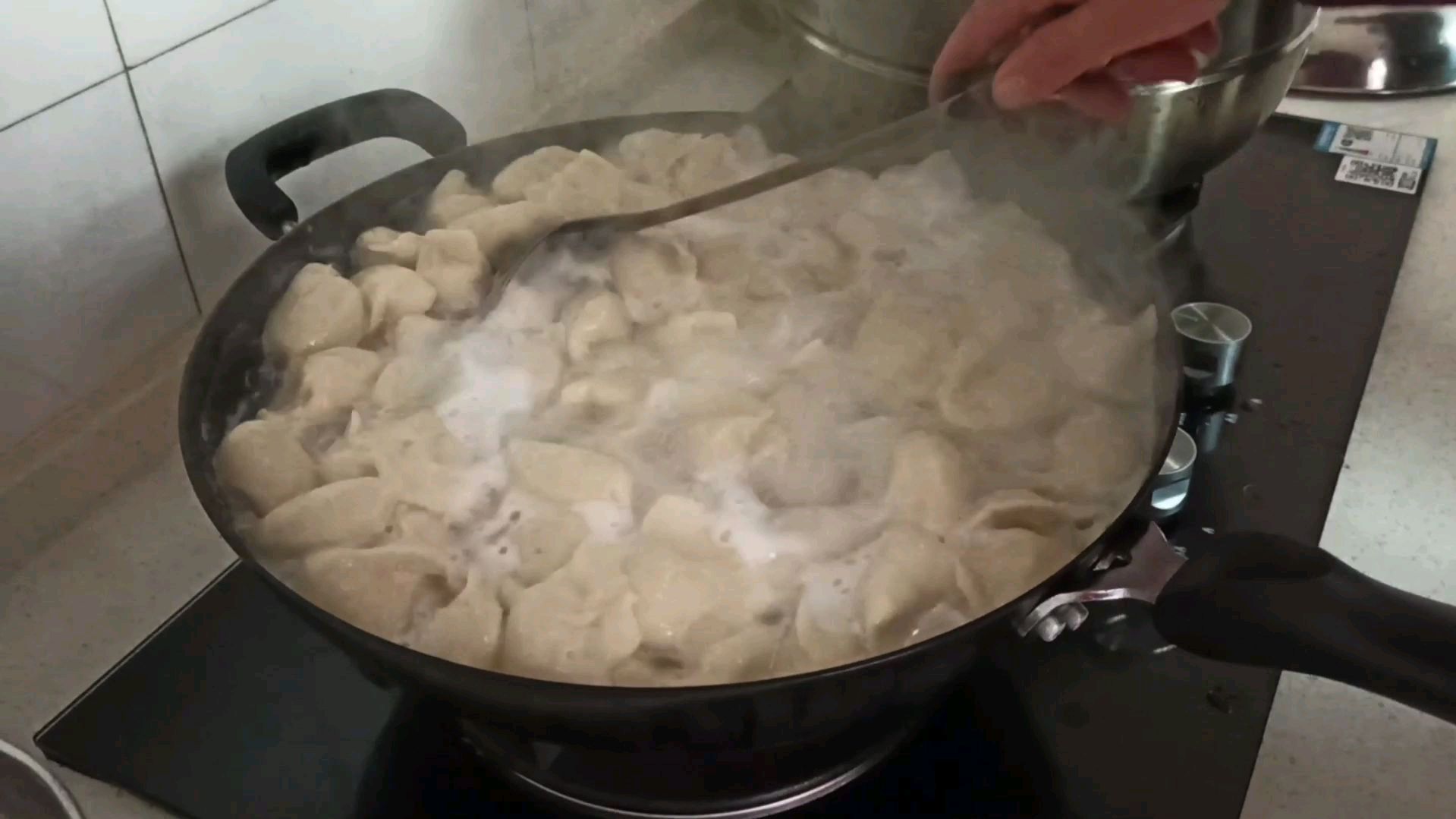 农村婆媳搭手包芹菜大肉饺子,全家五口等着吃,够吃吗?