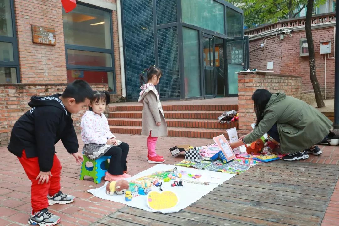 趣稚小买卖,奉献大爱心!淘乐思开展爱心义卖跳蚤市场亲子活动