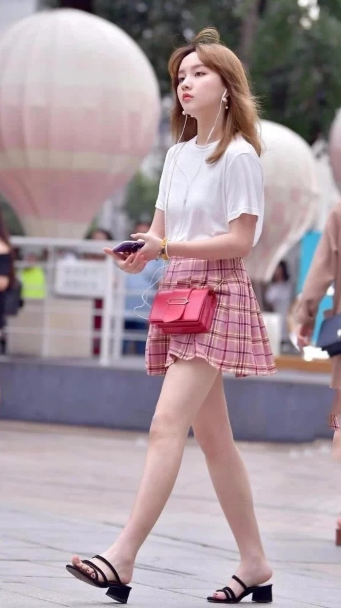 街拍:清纯妹子,身穿白上衣配粉色百褶短裙,网友:我恋爱了