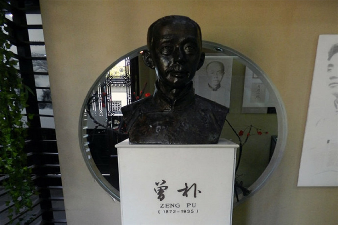 晚清小说家曾朴守着自己的书屋,鲁迅评价结构工巧,文采斐然