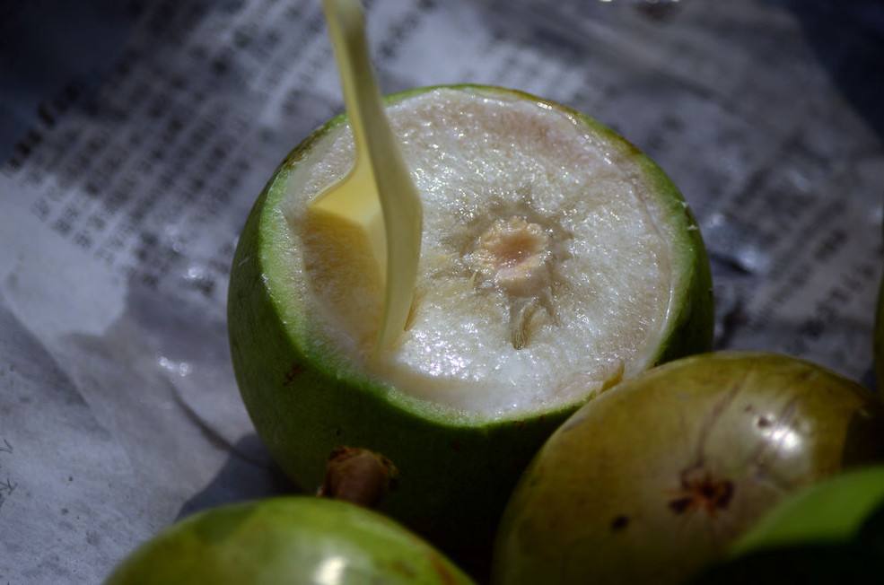 山里"野兽"吃的野果,现卖10元一个,扭一扭就有似牛奶的果汁!