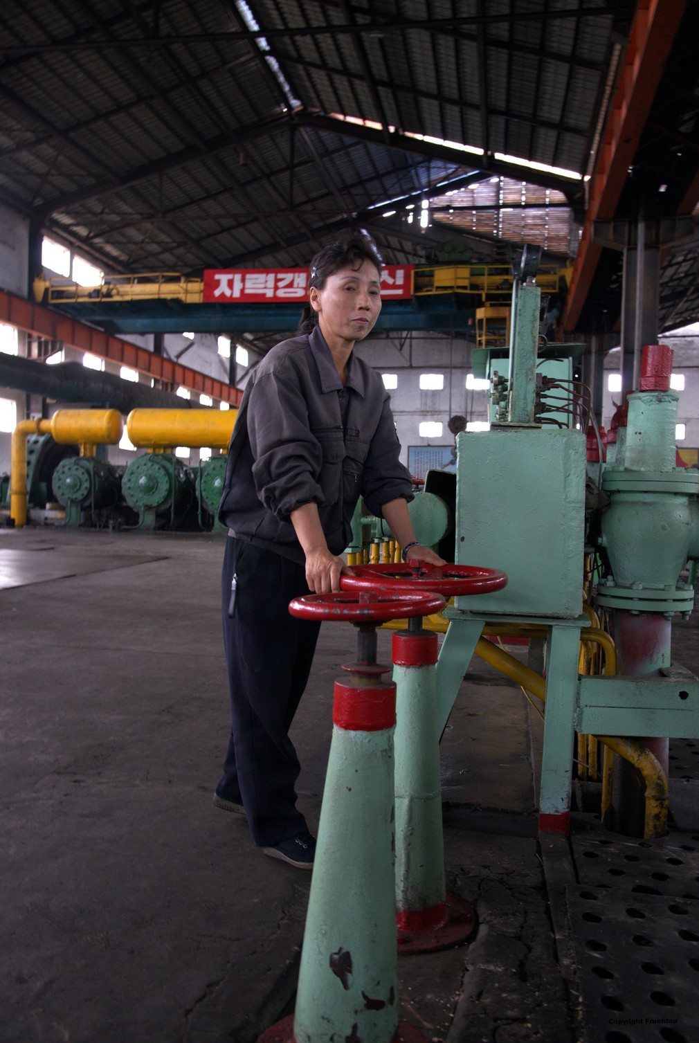 朝鲜视觉:实拍在国营工厂里上班的朝鲜女员工!