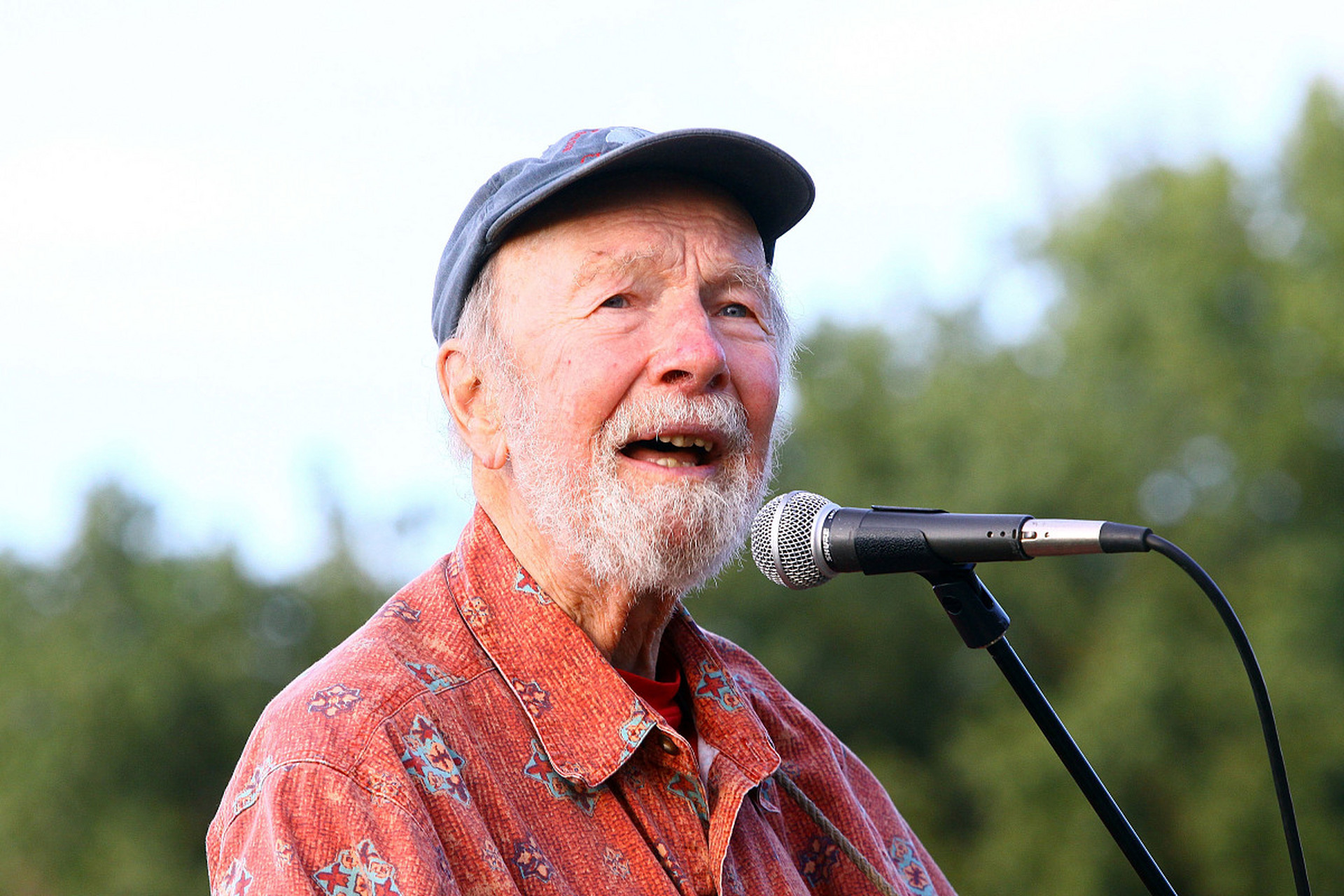 我曾经听说过一位老爷爷,每天都会到城里的广场上唱歌.