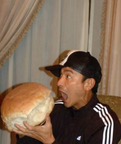 黄渤吃面包被追二里地?王源吃的牙都黑了,王思聪够我笑一年!