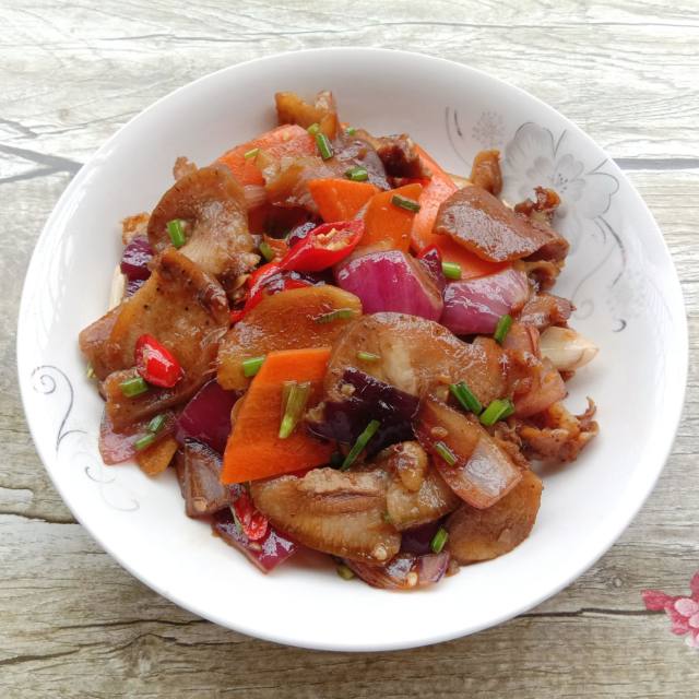 胡萝卜洋葱炒猪鼻,香辣入味,越吃越上瘾