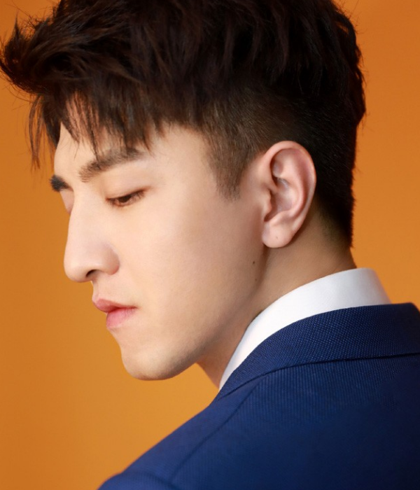 金瀚蓝色西装帅气写真,侧颜精致,彰显型男魅力