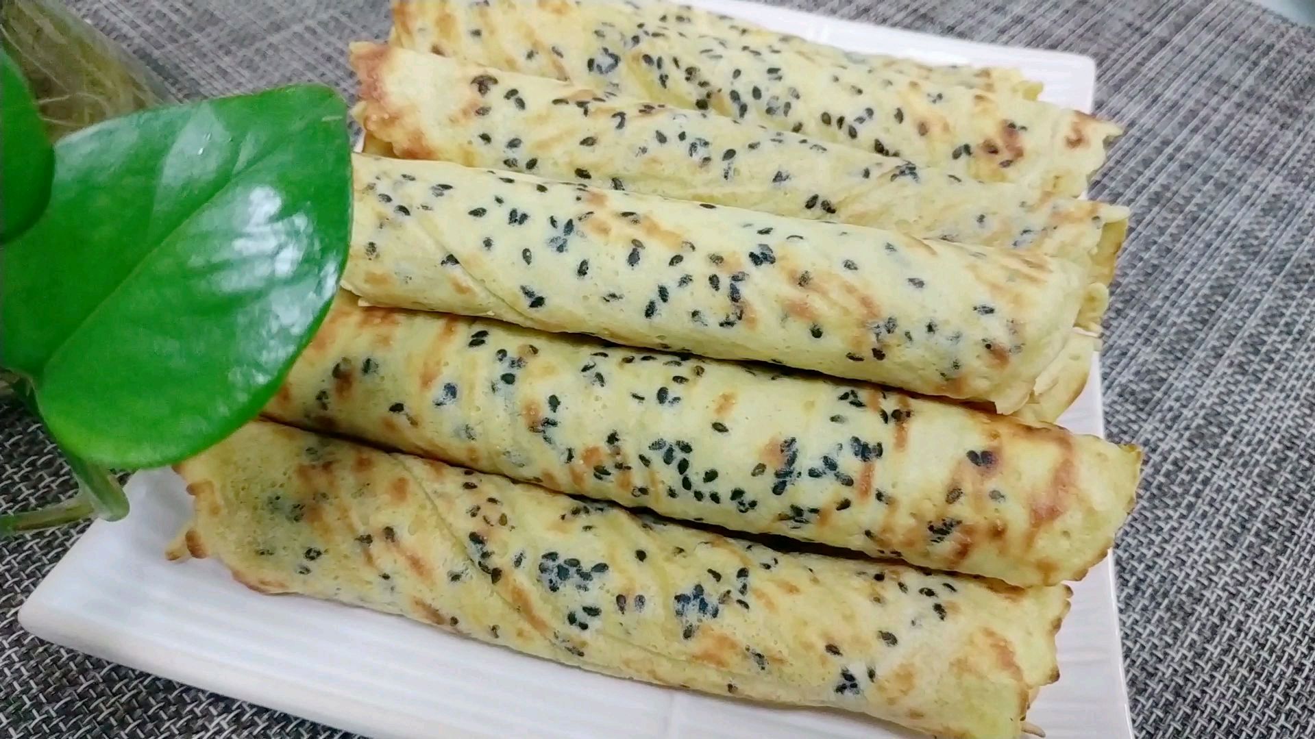 1碗面粉,3个鸡蛋,用平底锅做脆皮蛋卷,咬一口嘎嘣脆掉渣!