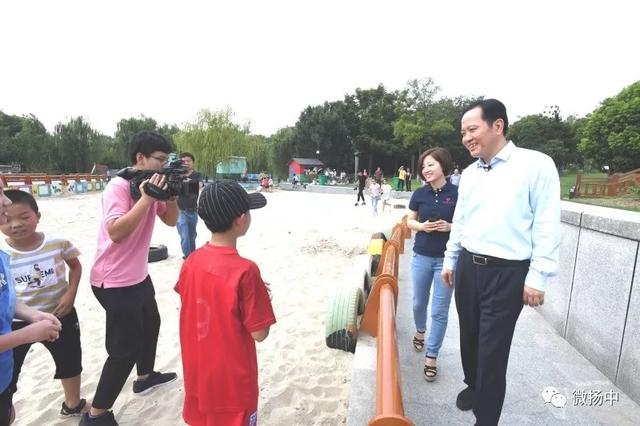 省级主流媒体组团采访扬中 潘早云在线吆喝中国河豚岛