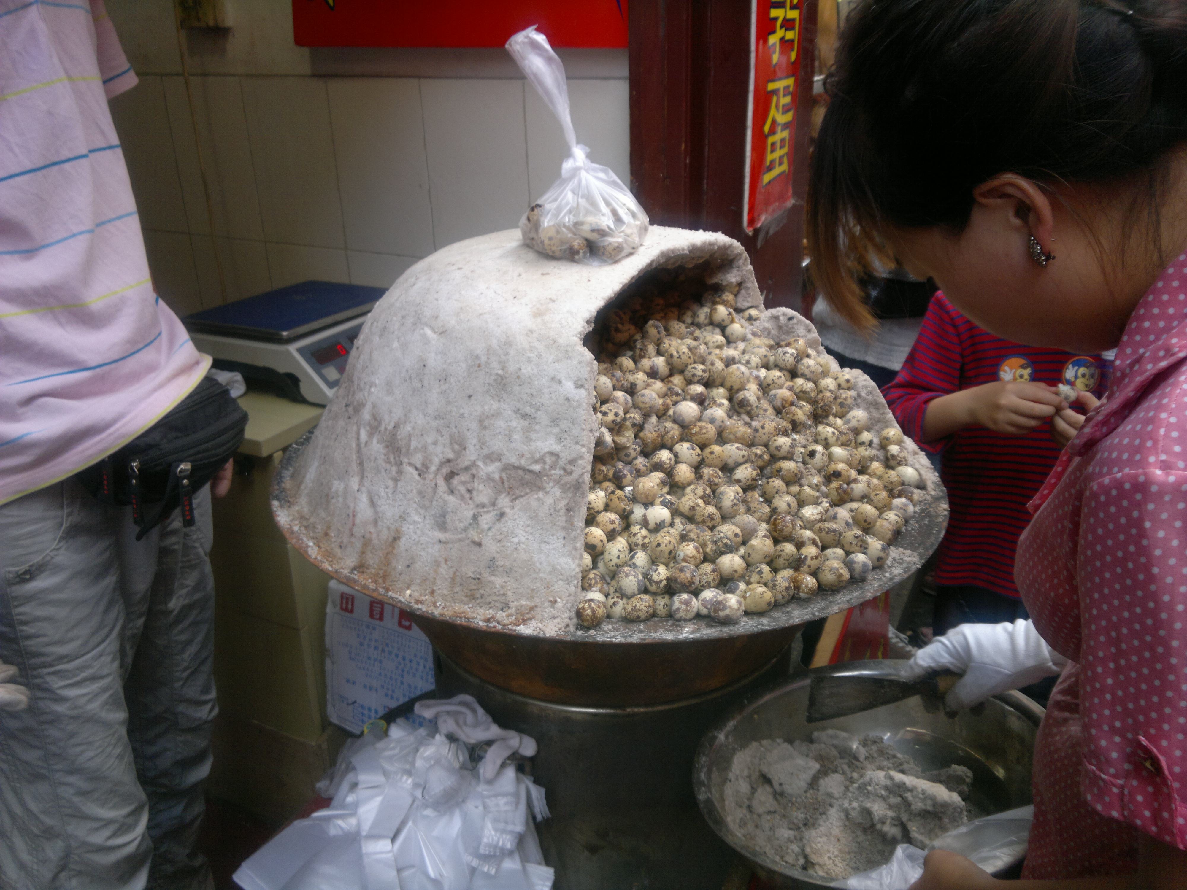 大妈街边卖"新奇小吃"1斤18元,路人买了之后都说值了!