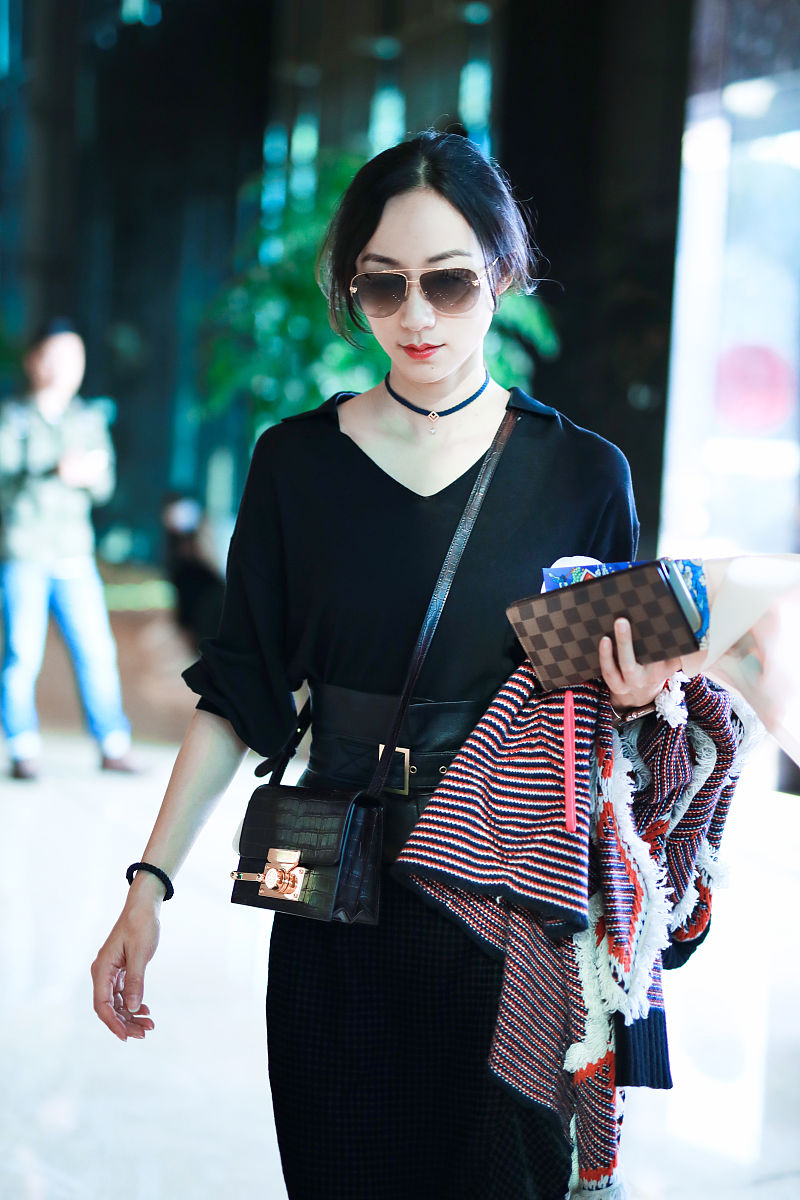 韩雪一身黑色look配墨镜,散发十足女王气场