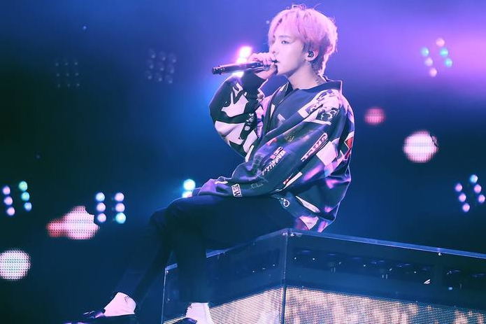 韩国明星权志龙光头照被曝,网友:长得帅什么发型都能hold住