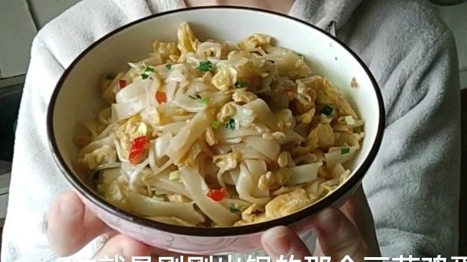 色香味俱全的豆芽鸡蛋炒河粉!无论做早餐还是宵夜都很好喔!