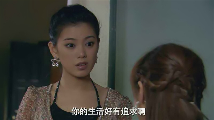 她在《快乐星球》中扮演老师,童年女神,今凭借《爱情公寓》走红