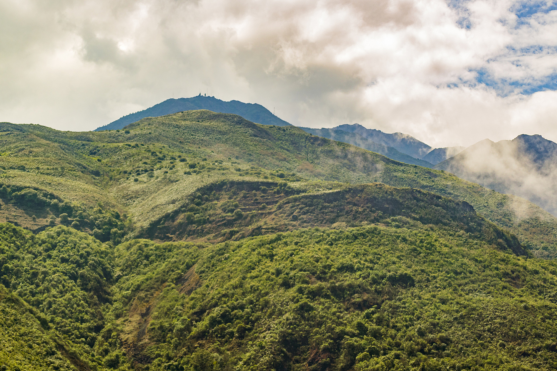 哀牢山,位于中国云南省玉溪市,是一个自然风光秀丽,人文景观丰富的