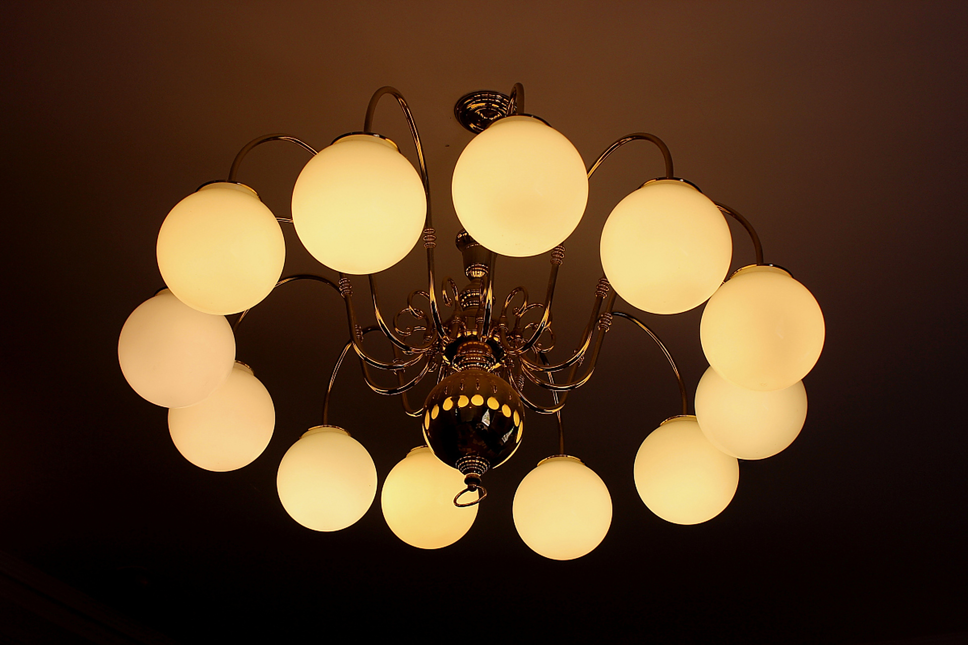 新房装修完毕后,开始置办家里的灯具,是选择高颜值的吊顶还是护眼灯呢