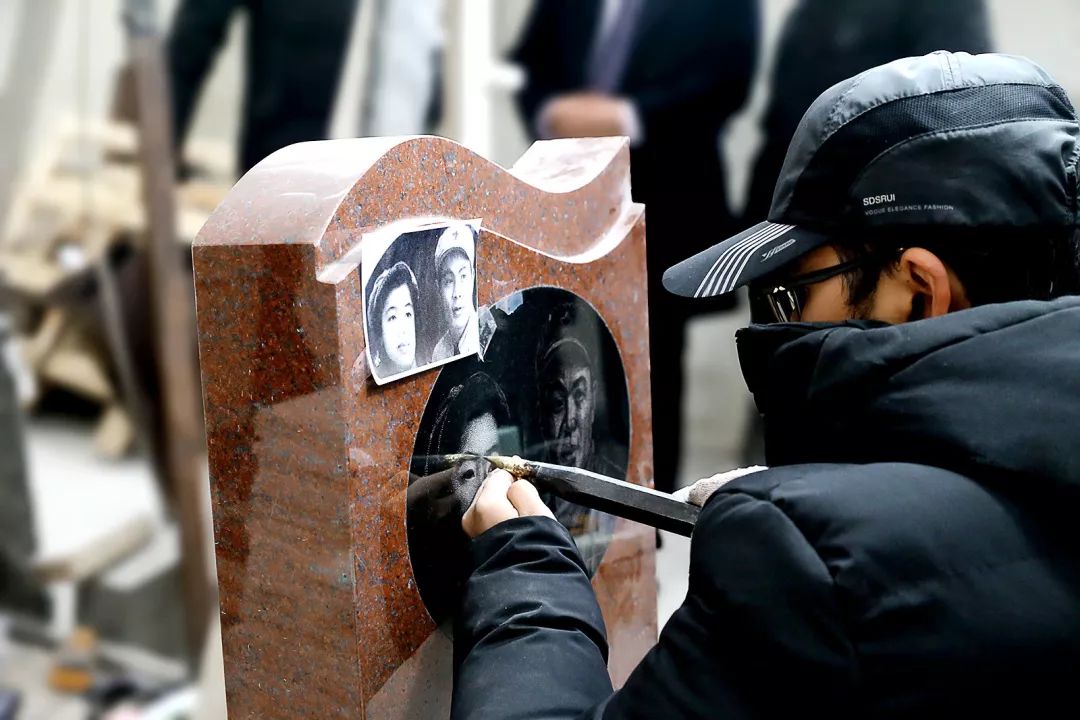 杨艺集团的技师在制作影雕