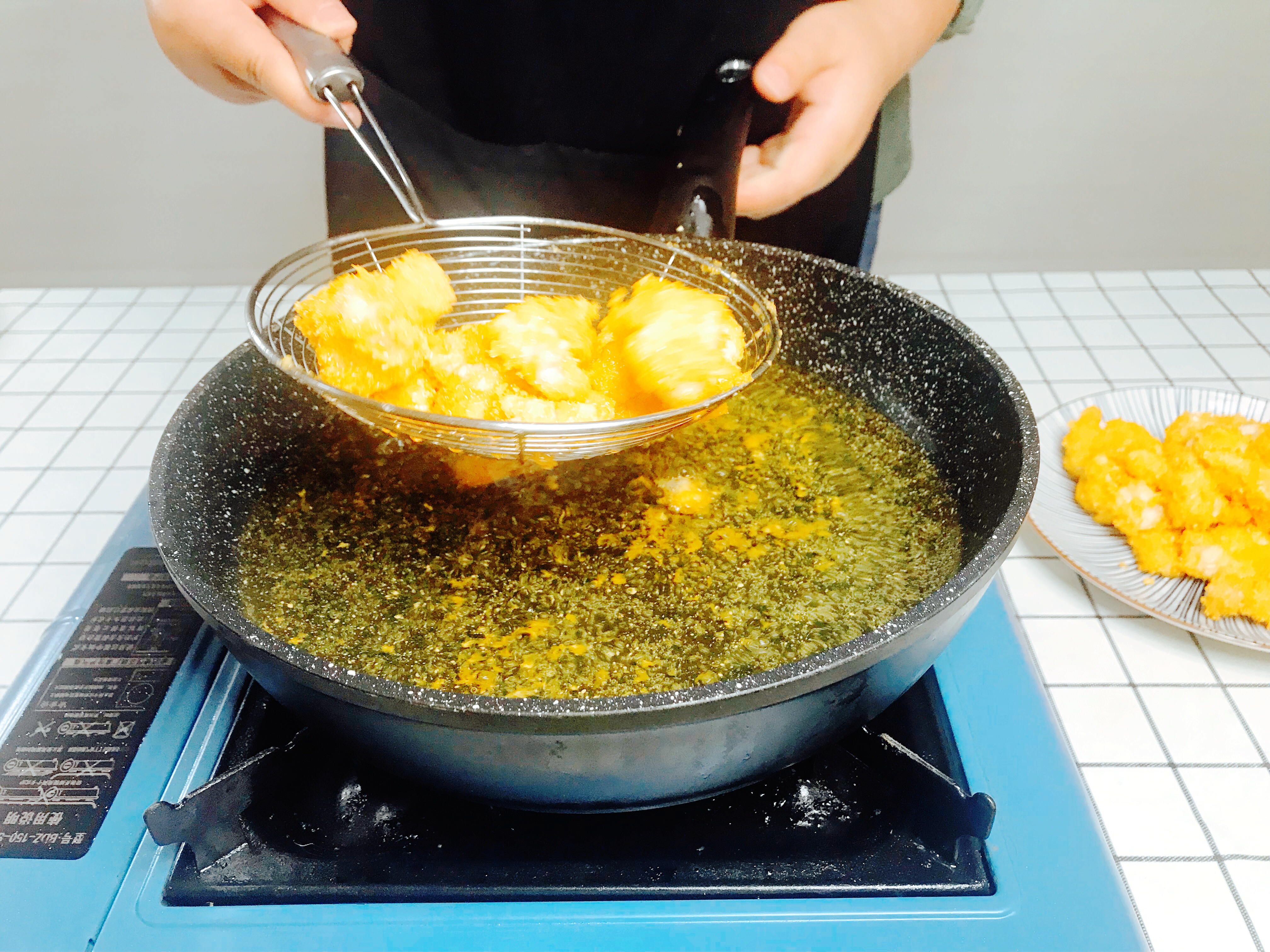 之后在调制中火,让油温顺其自然的慢慢升起,在看到锅里的油温在已经