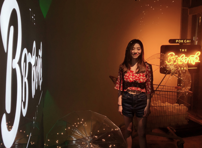 妖风小姐姐晒自拍引热议,她怀中的东西亮了,网友:活的不如香蕉