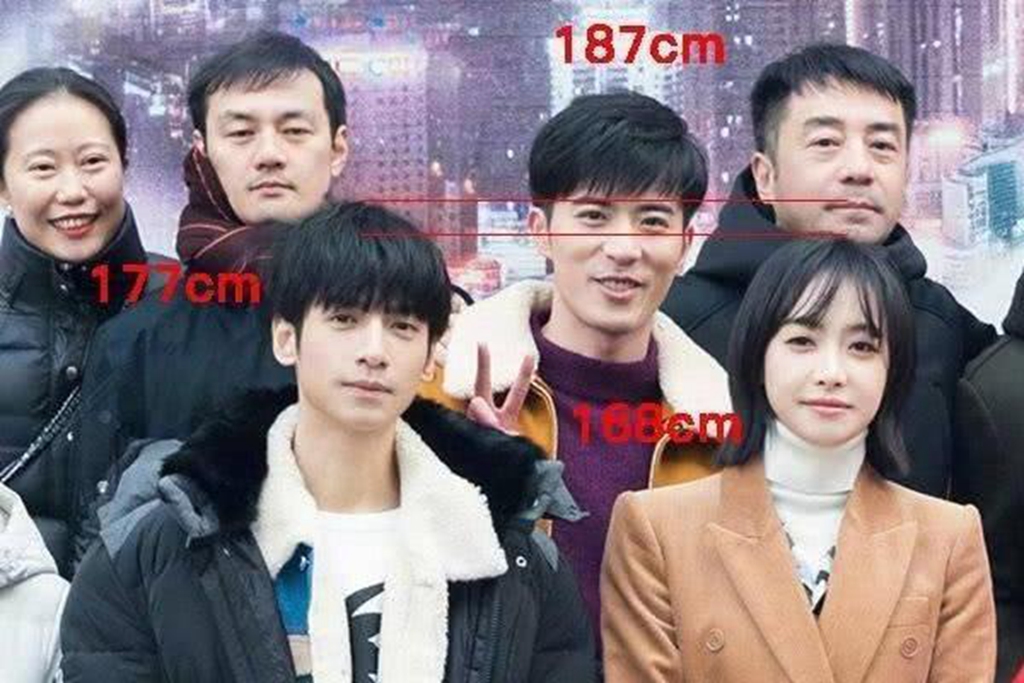 《掮客》开机照,罗云熙身高被质疑只有160,旁边的宋茜暴露真相